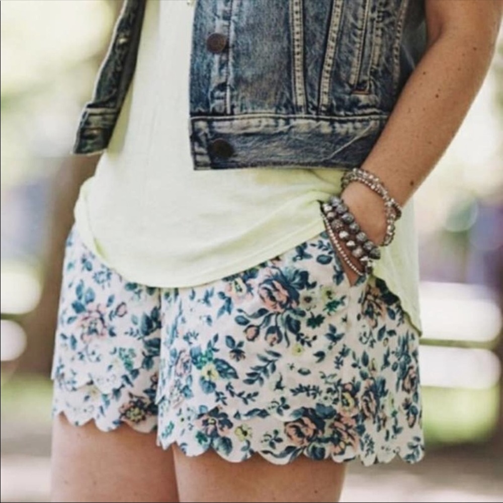 E BY ELOISE Floral Scalloped Hem Shorts Cream/Blue/Peach - Picture 3 of 12